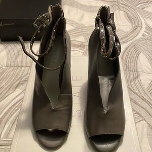 This shoe 9 1/2. Been worn only once. The color is material(gray).